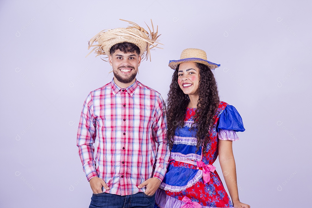 Lindo casal usando roupas típicas festa juninas sobre fundo isolado