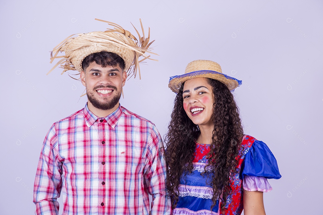 Lindo casal usando roupas típicas festa juninas sobre fundo isolado