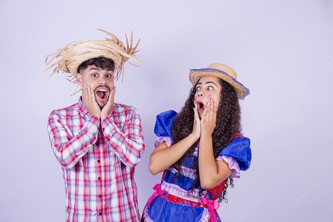 Lindo casal usando roupas típicas festa juninas sobre fundo isolado