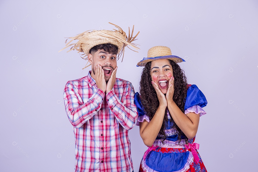 Lindo casal usando roupas típicas festa juninas sobre fundo isolado