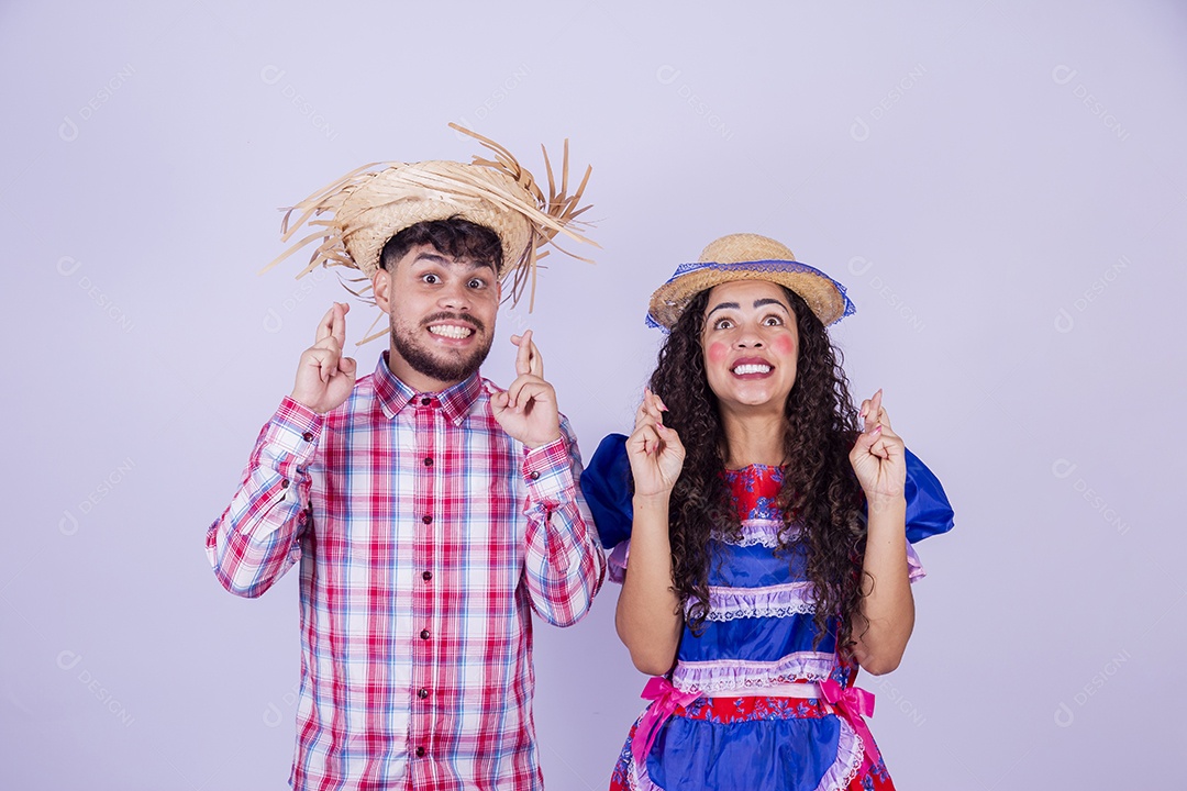 Homem jovem garoto usando roupas típica de festa junina