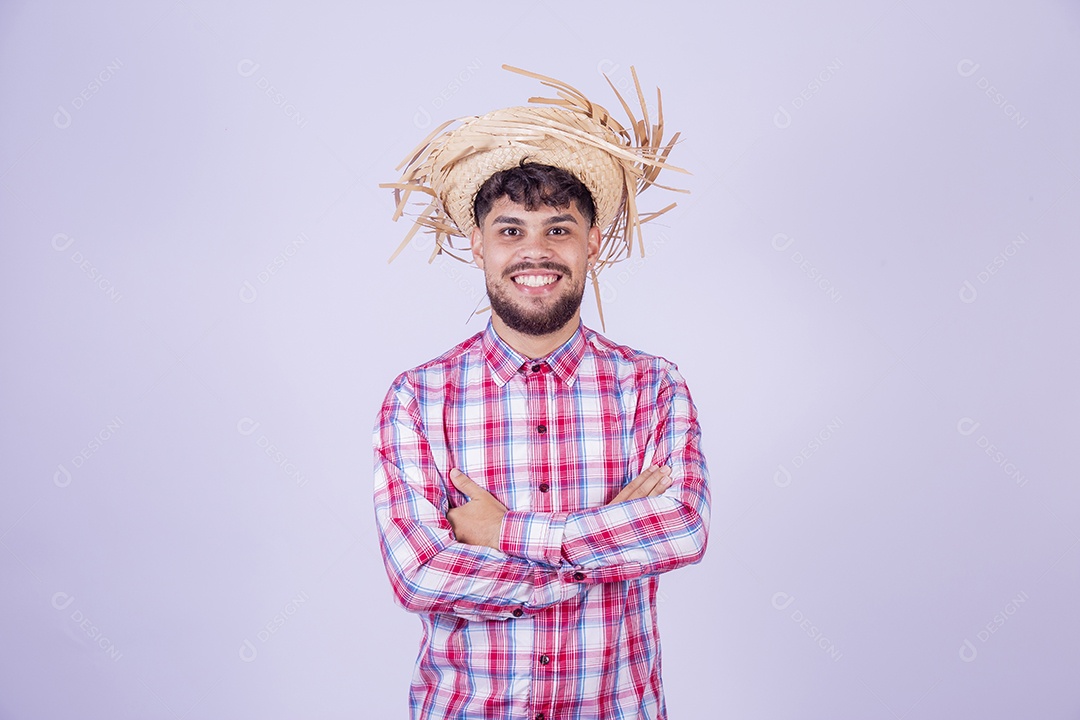 Homem jovem garoto usando roupas típica de festa junina