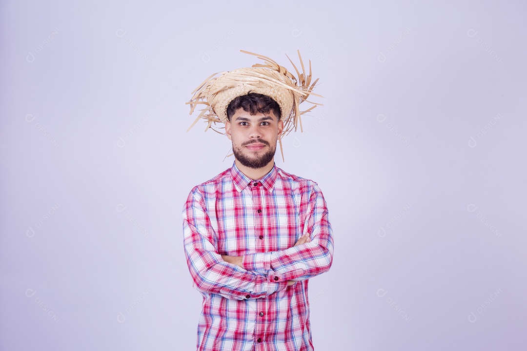 Homem jovem garoto usando roupas típica de festa junina