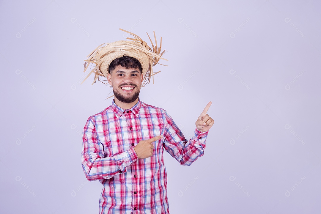 Homem jovem garoto usando roupas típica de festa junina