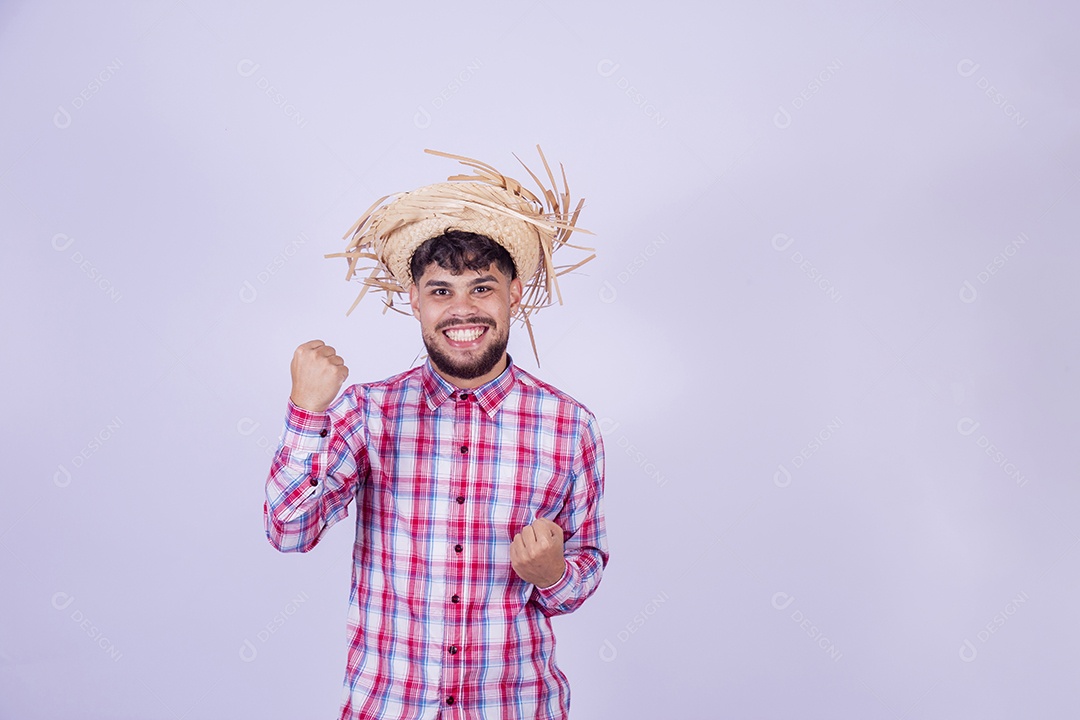Homem jovem garoto usando roupas típica de festa junina