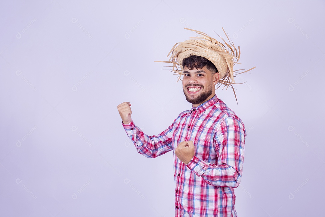 Homem jovem garoto usando roupas típica de festa junina