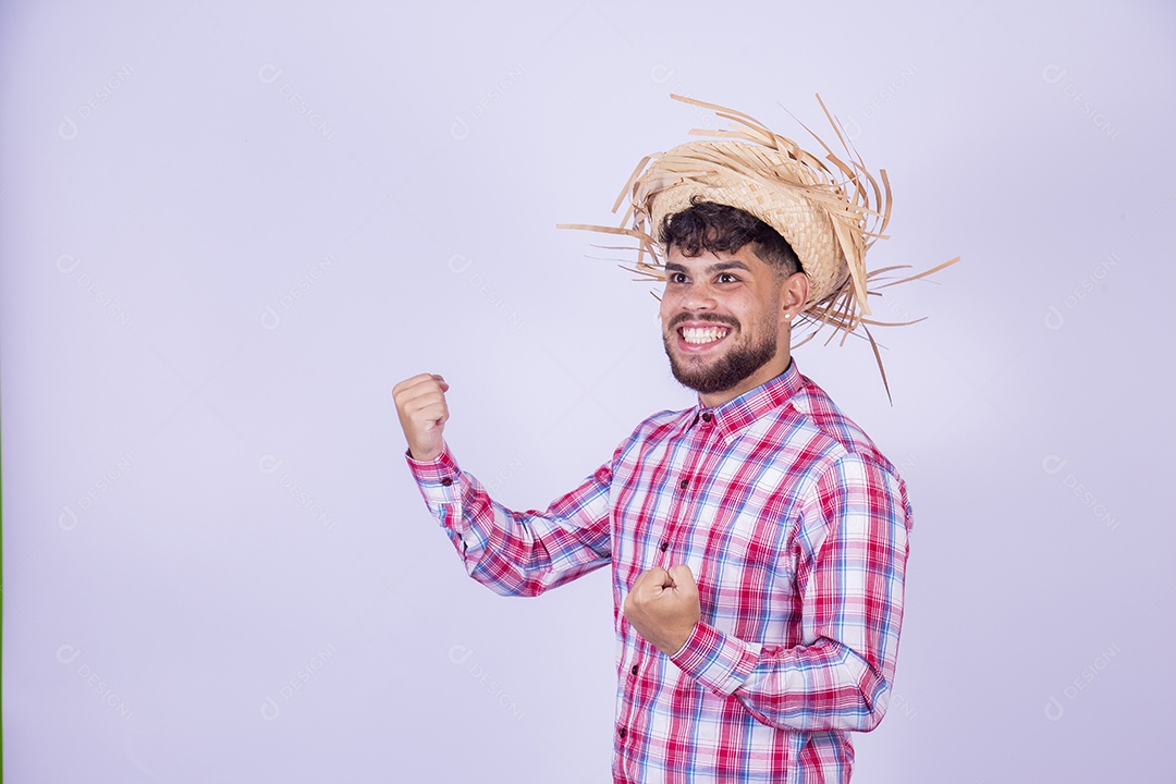 Homem jovem garoto usando roupas típica de festa junina