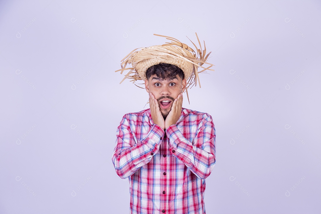 Homem jovem garoto usando roupas típica de festa junina