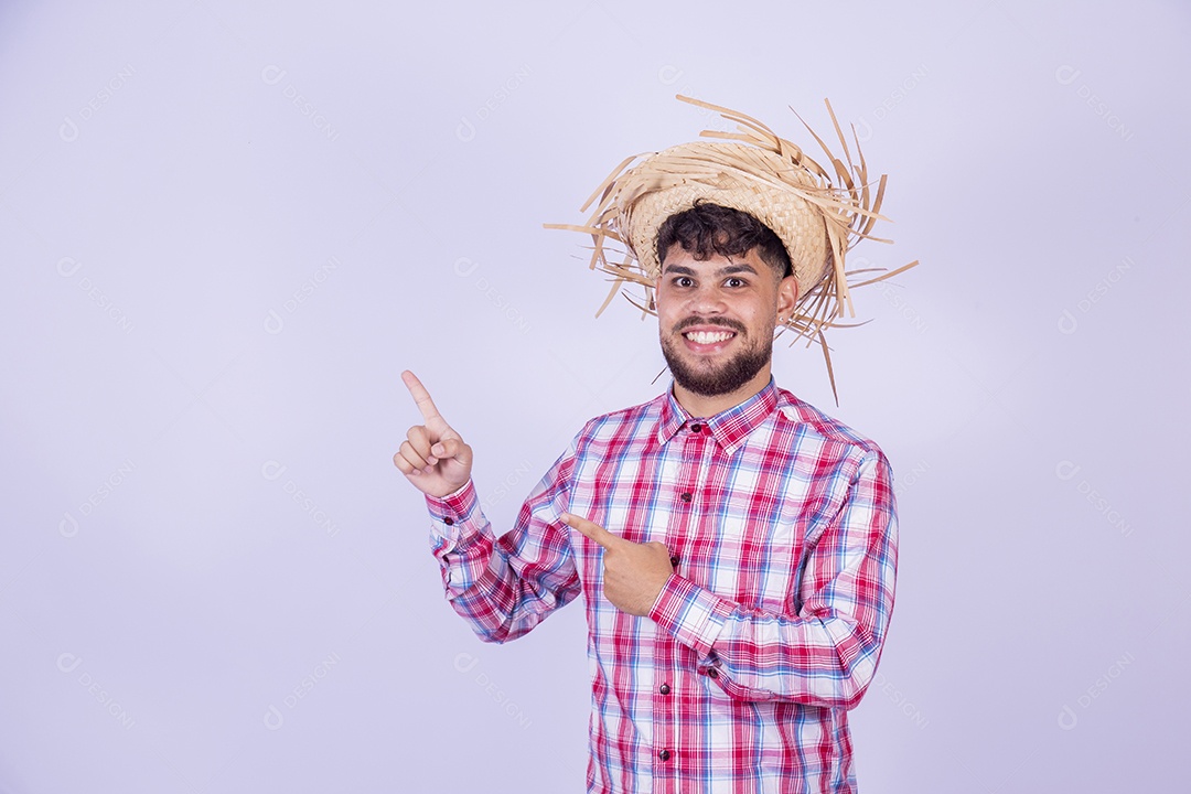 Homem jovem garoto usando roupas típica de festa junina
