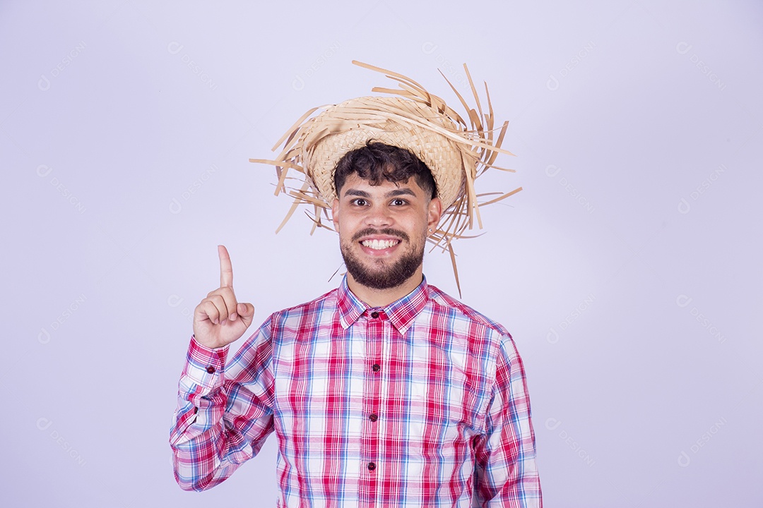 Homem jovem garoto usando roupas típica de festa junina