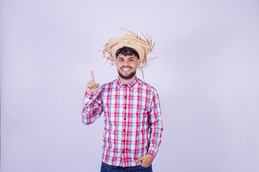 Homem jovem garoto usando roupas típica de festa junina