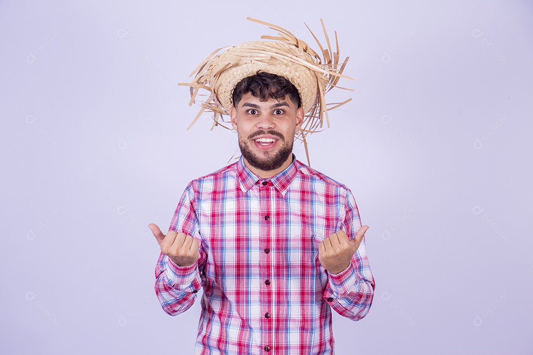 Homem jovem garoto usando roupas típica de festa junina