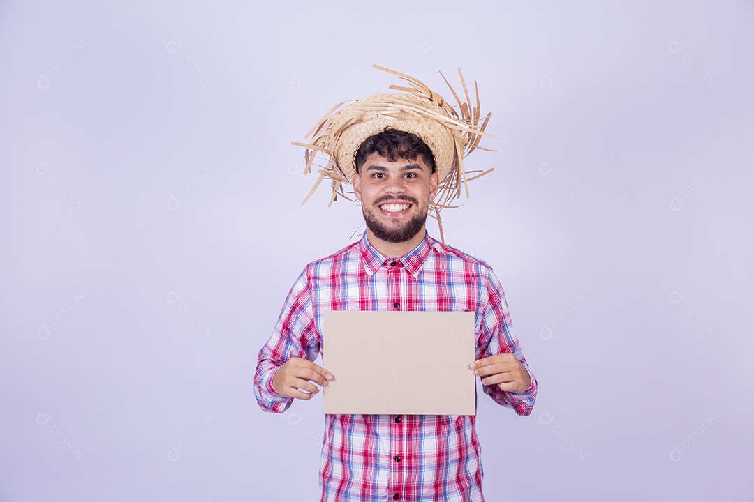 Homem jovem garoto usando roupas típica de festa junina