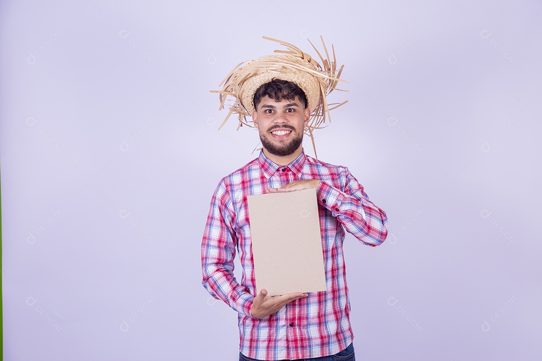 Homem jovem garoto usando roupas típica de festa junina