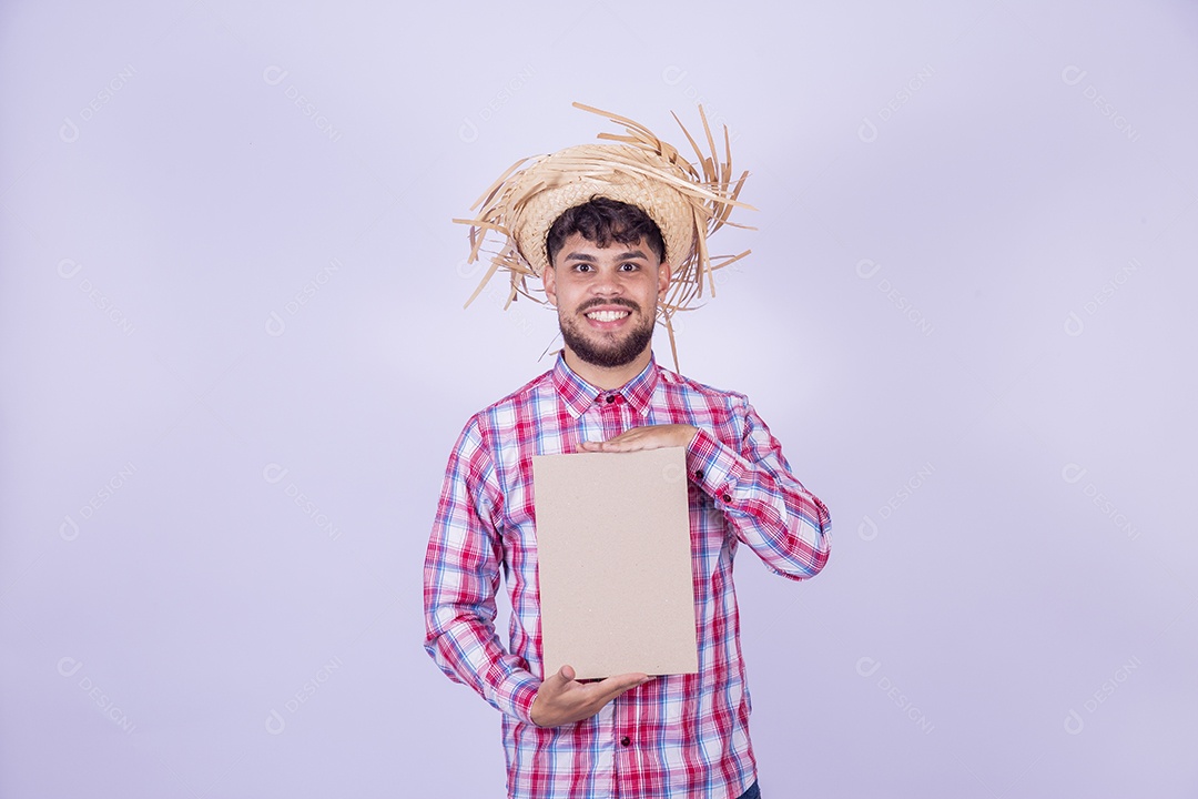 Homem jovem garoto usando roupas típica de festa junina