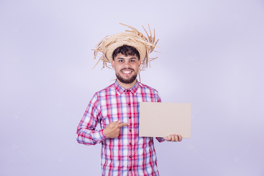 Homem jovem garoto usando roupas típica de festa junina