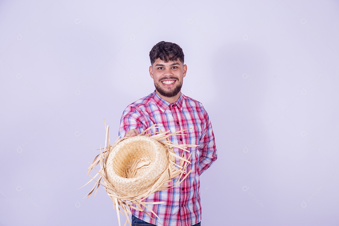 Homem jovem garoto usando roupas típica de festa junina