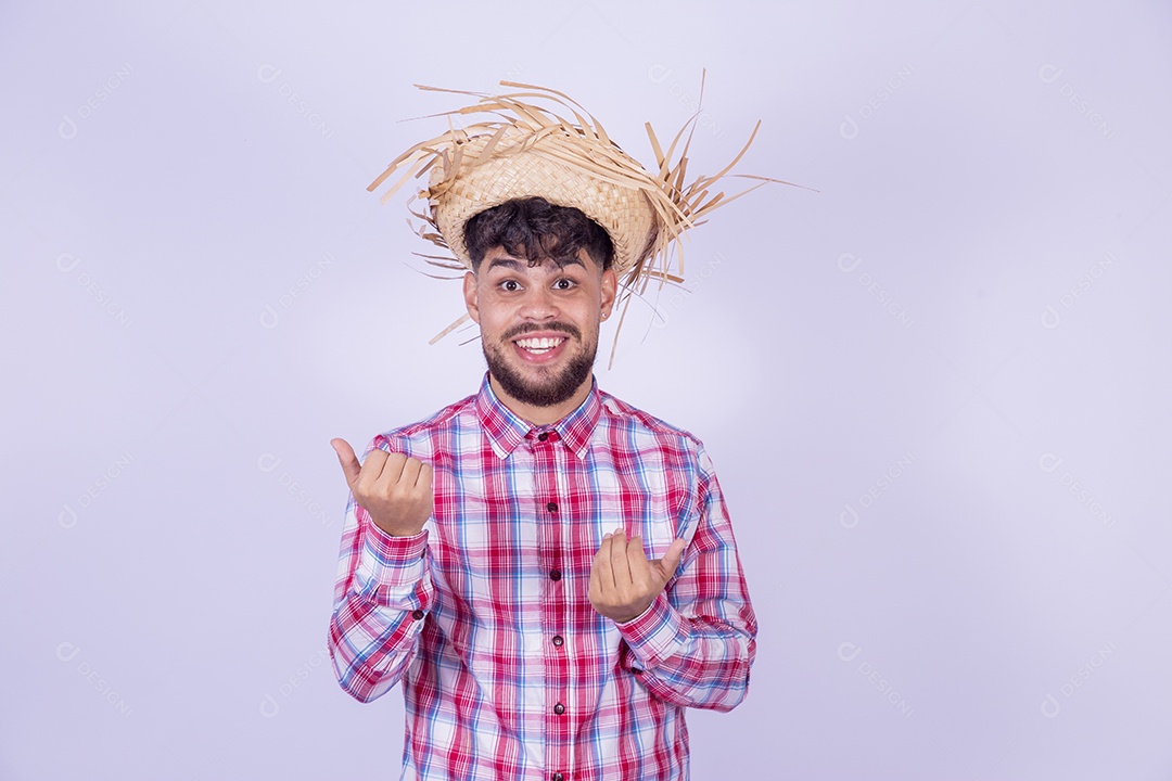 Homem jovem garoto usando roupas típica de festa junina