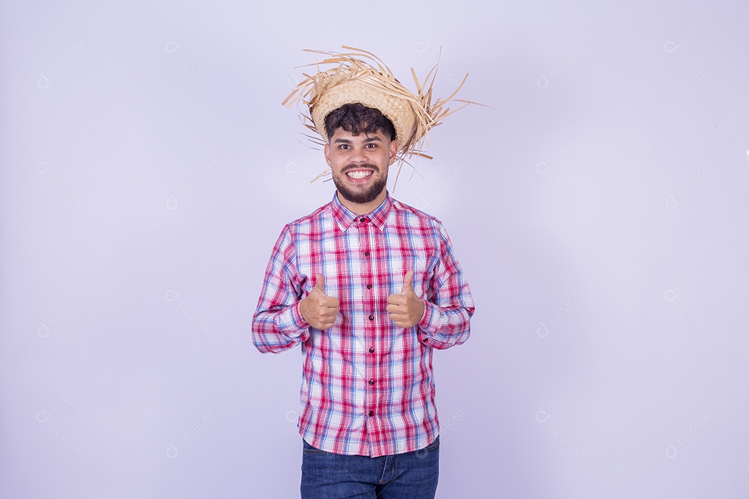 Homem jovem garoto usando roupas típica de festa junina