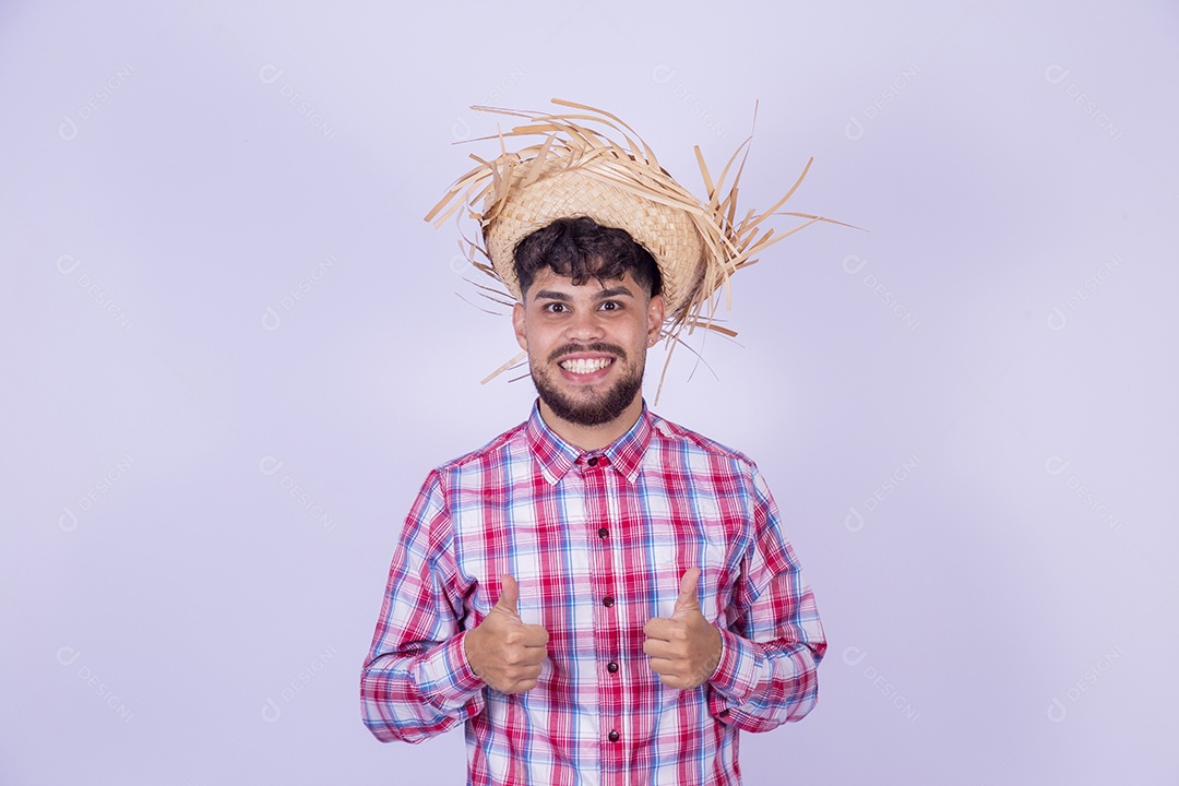 Homem jovem garoto usando roupas típica de festa junina