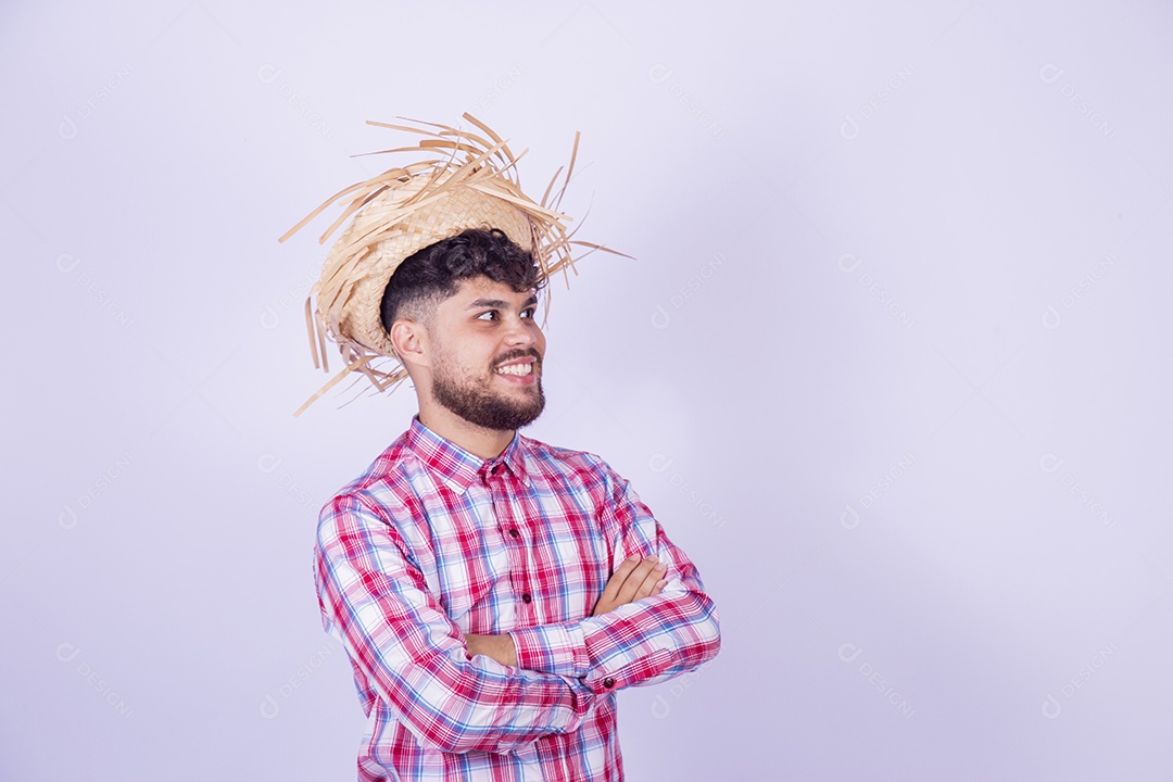 Homem jovem garoto usando roupas típica de festa junina