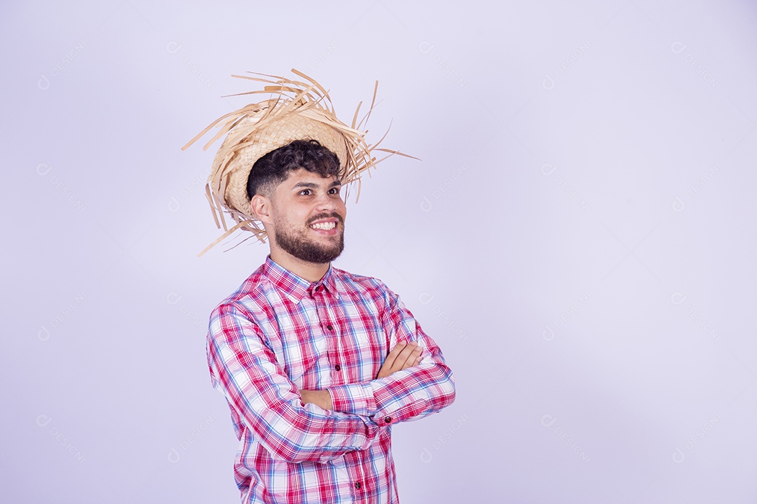 Homem jovem garoto usando roupas típica de festa junina