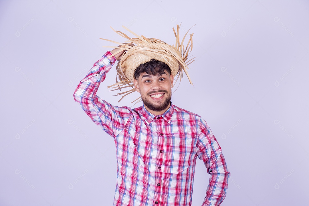 Homem jovem garoto usando roupas típica de festa junina