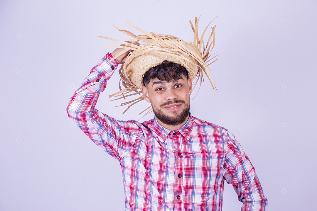 Homem jovem garoto usando roupas típica de festa junina