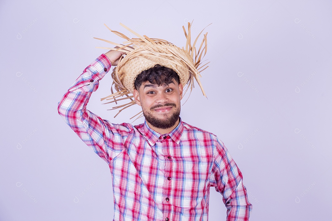Homem jovem garoto usando roupas típica de festa junina