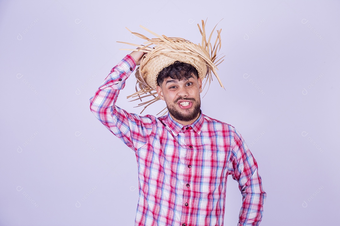 Homem jovem garoto usando roupas típica de festa junina