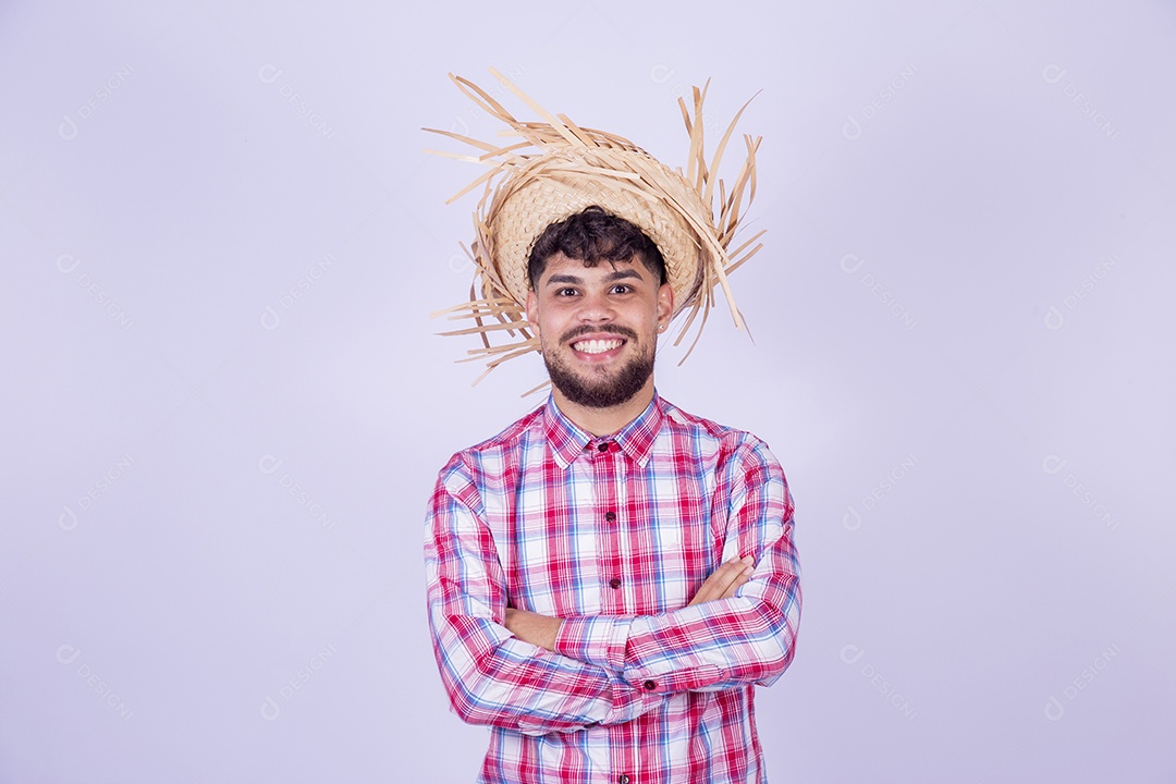 Homem jovem garoto usando roupas típica de festa junina