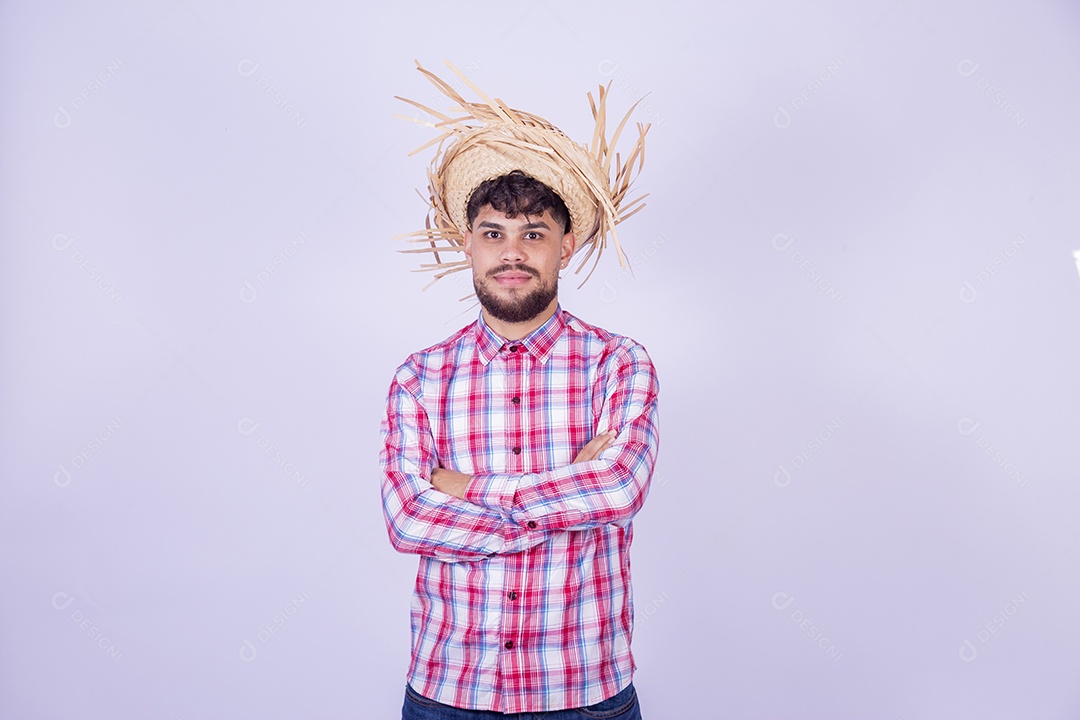 Homem jovem garoto usando roupas típica de festa junina