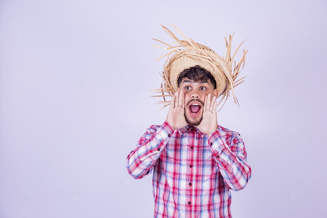 Homem jovem garoto usando roupas típica de festa junina