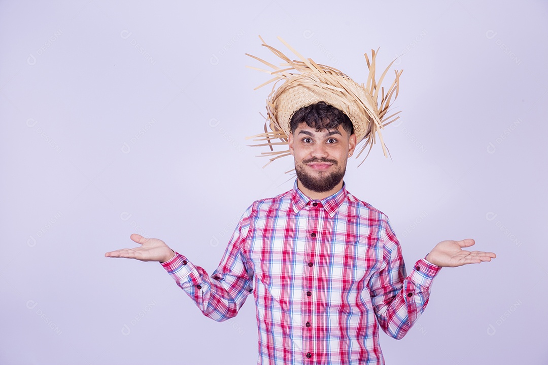 Homem jovem garoto usando roupas típica de festa junina