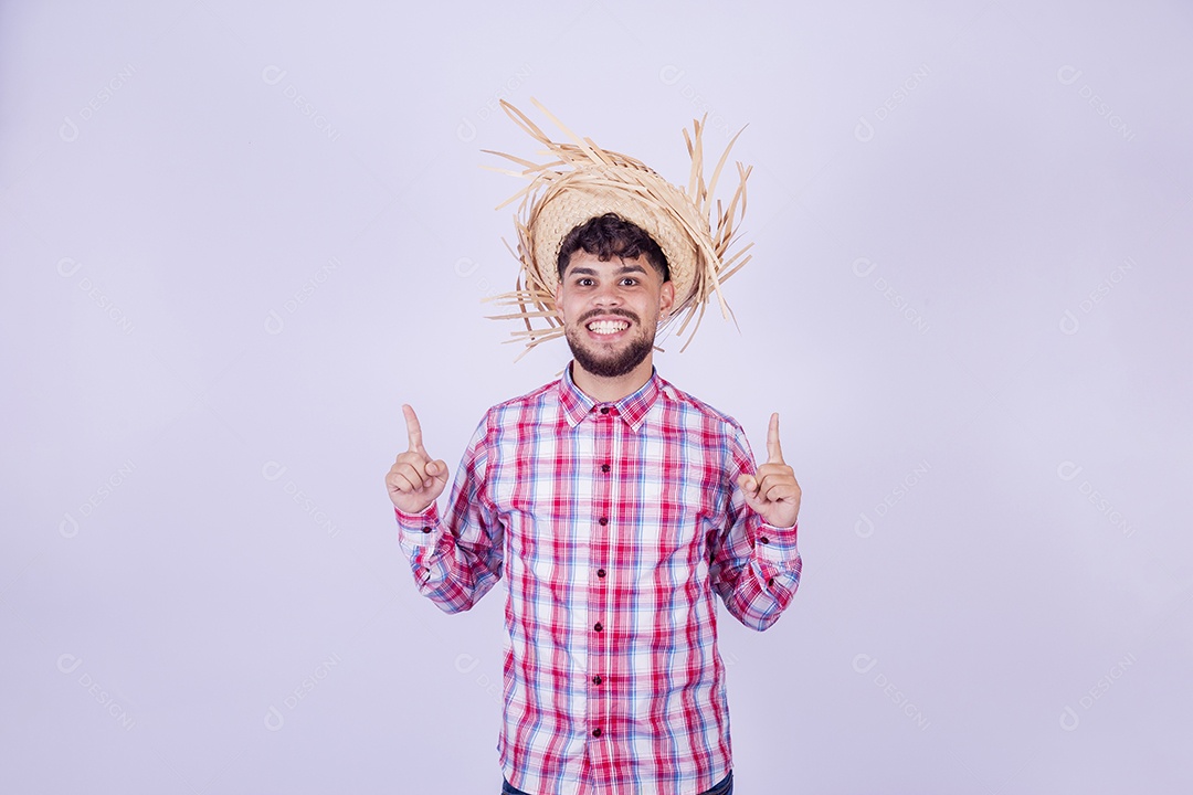 Homem jovem garoto usando roupas típica de festa junina