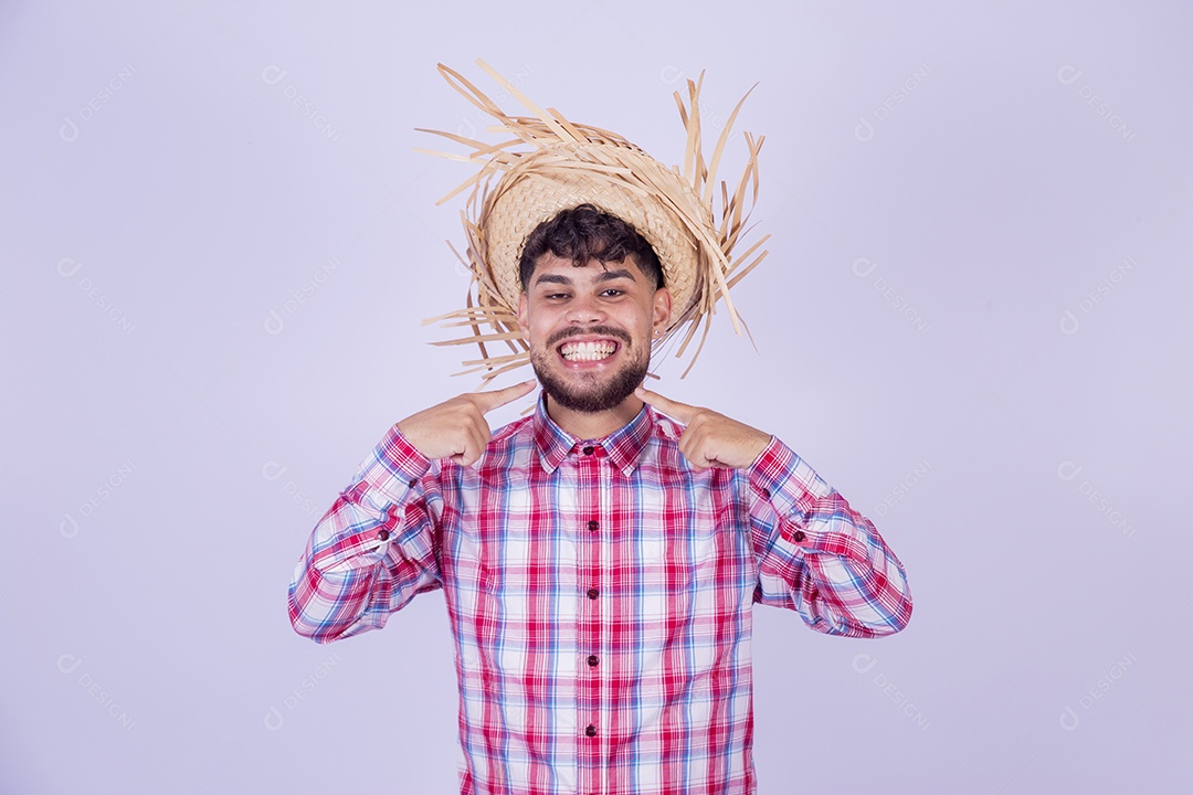 Homem jovem garoto usando roupas típica de festa junina