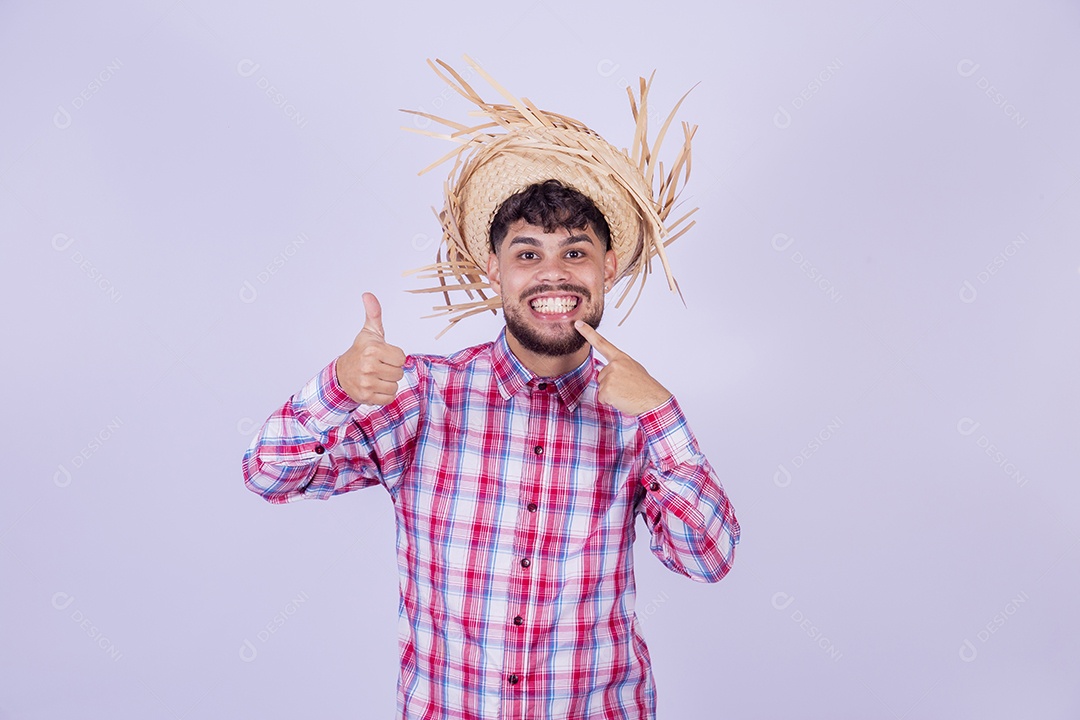 Homem jovem garoto usando roupas típica de festa junina