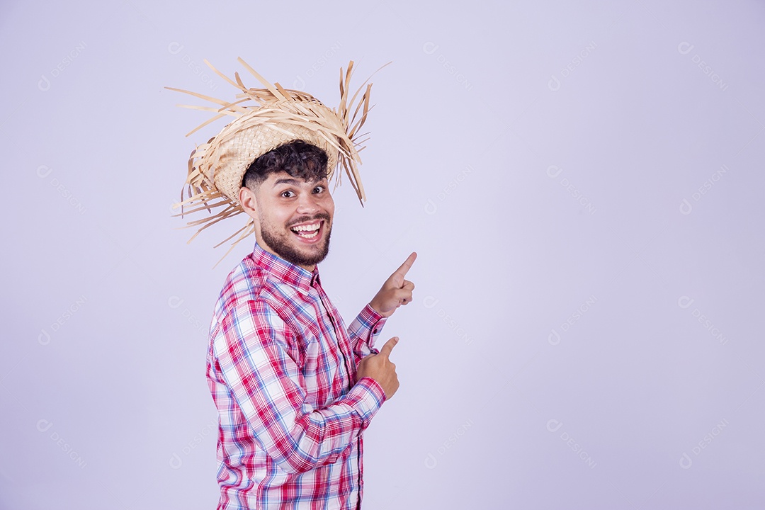 Homem jovem garoto usando roupas típica de festa junina