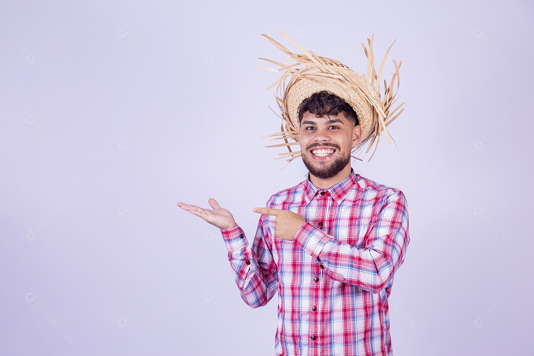 Homem jovem garoto usando roupas típica de festa junina