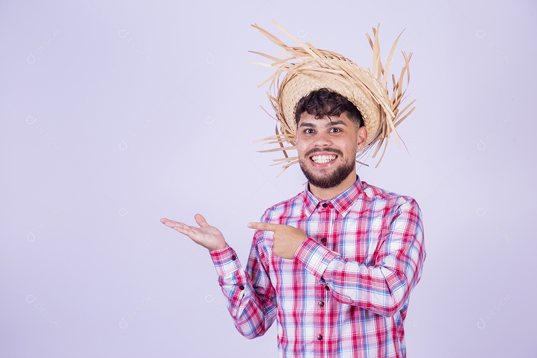 Homem jovem garoto usando roupas típica de festa junina