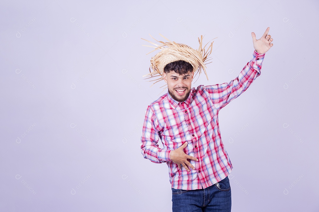 Homem jovem garoto usando roupas típica de festa junina