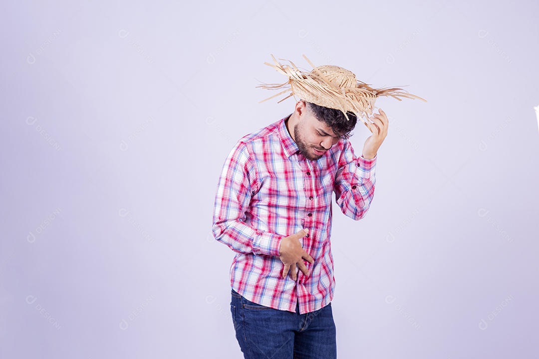 Homem jovem garoto usando roupas típica de festa junina