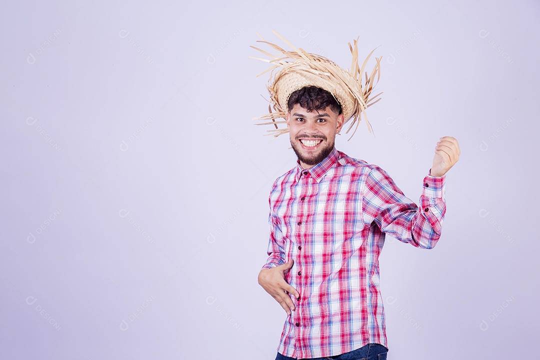Homem jovem garoto usando roupas típica de festa junina