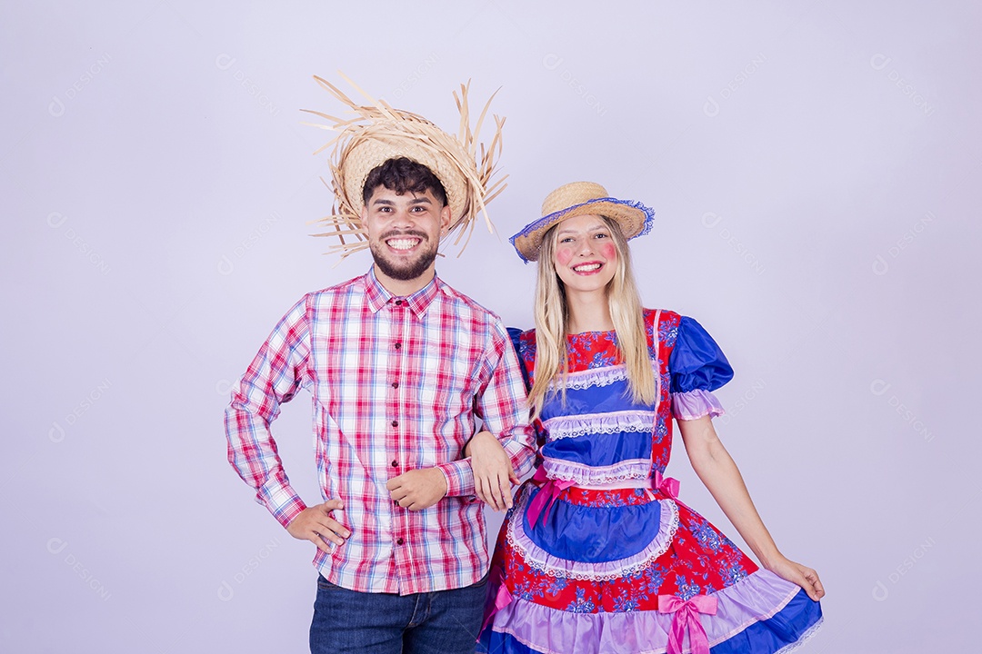 Lindo casal usando roupas típicas festa juninas sobre fundo isolado