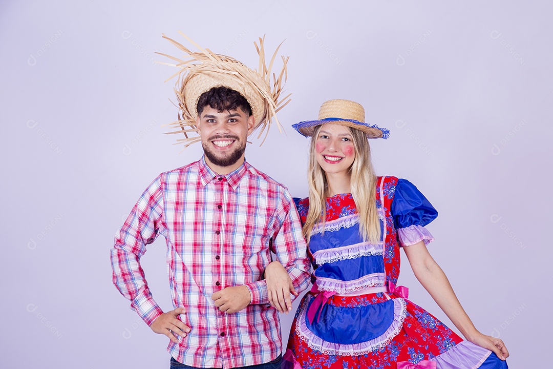 Lindo casal usando roupas típicas festa juninas sobre fundo isolado