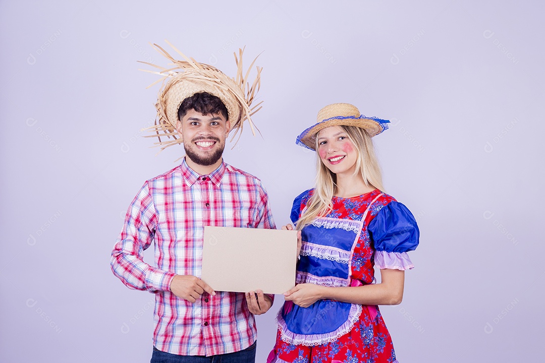 Lindo casal usando roupas típicas festa juninas sobre fundo isolado