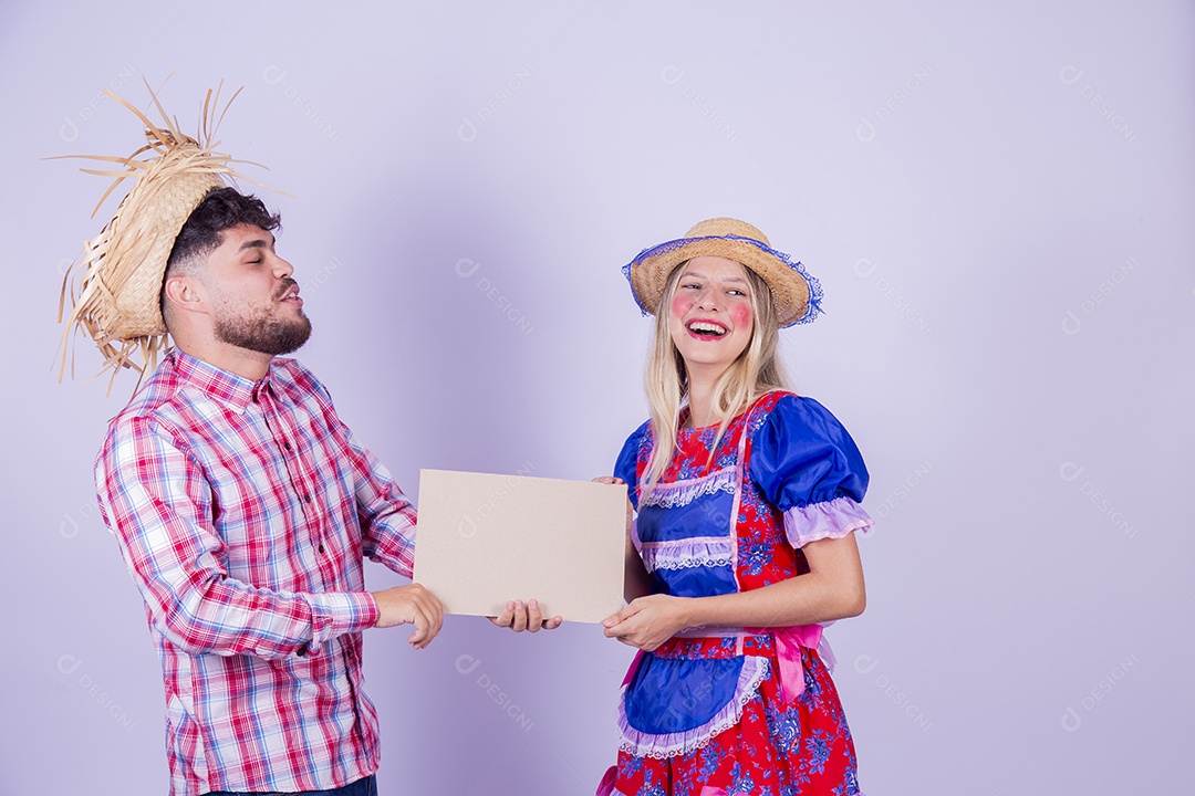 Lindo casal usando roupas típicas festa juninas sobre fundo isolado