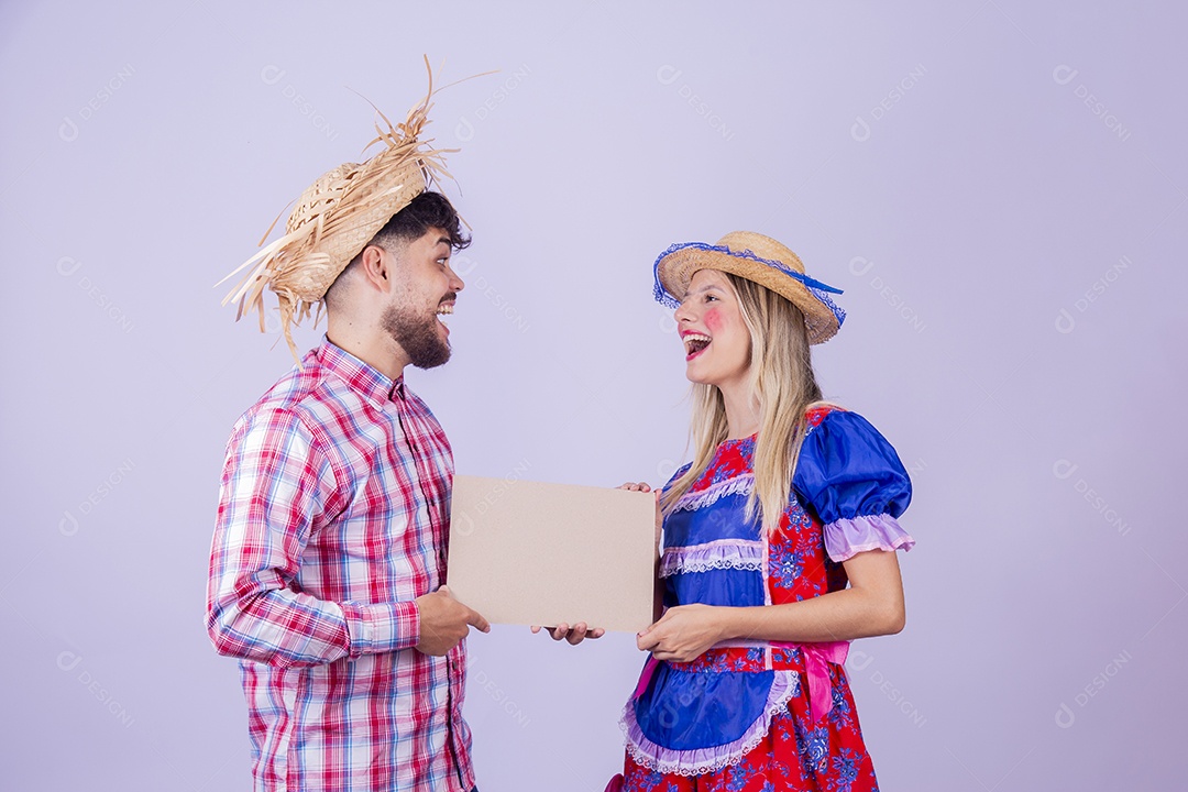 Lindo casal usando roupas típicas festa juninas sobre fundo isolado