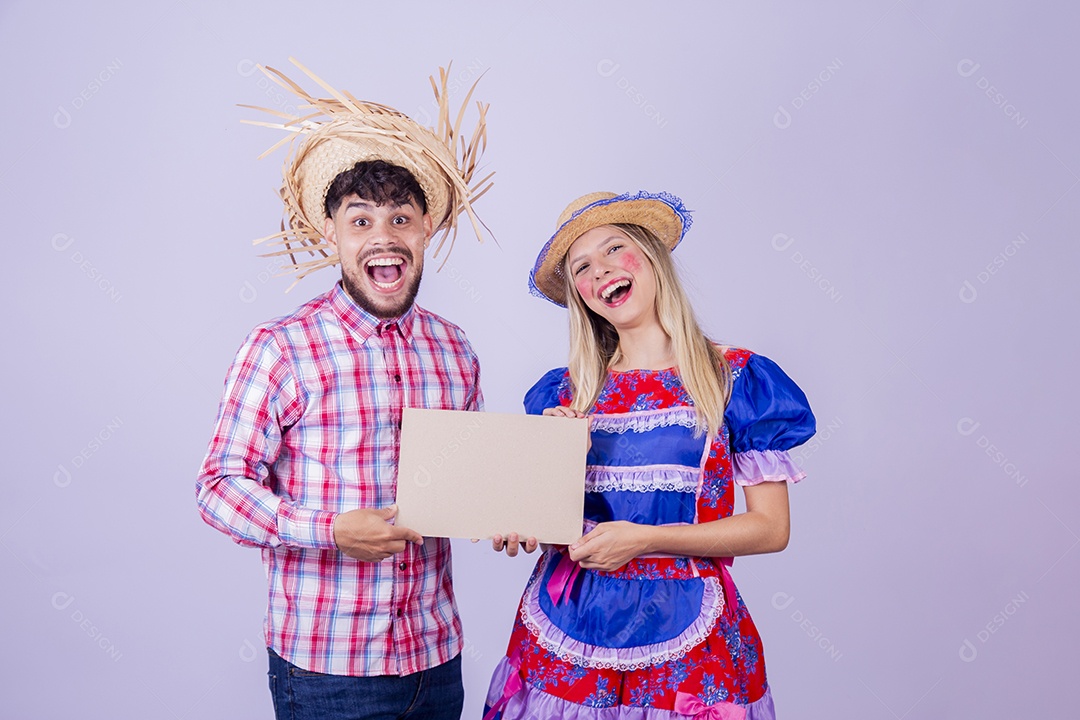 Lindo casal usando roupas típicas festa juninas sobre fundo isolado