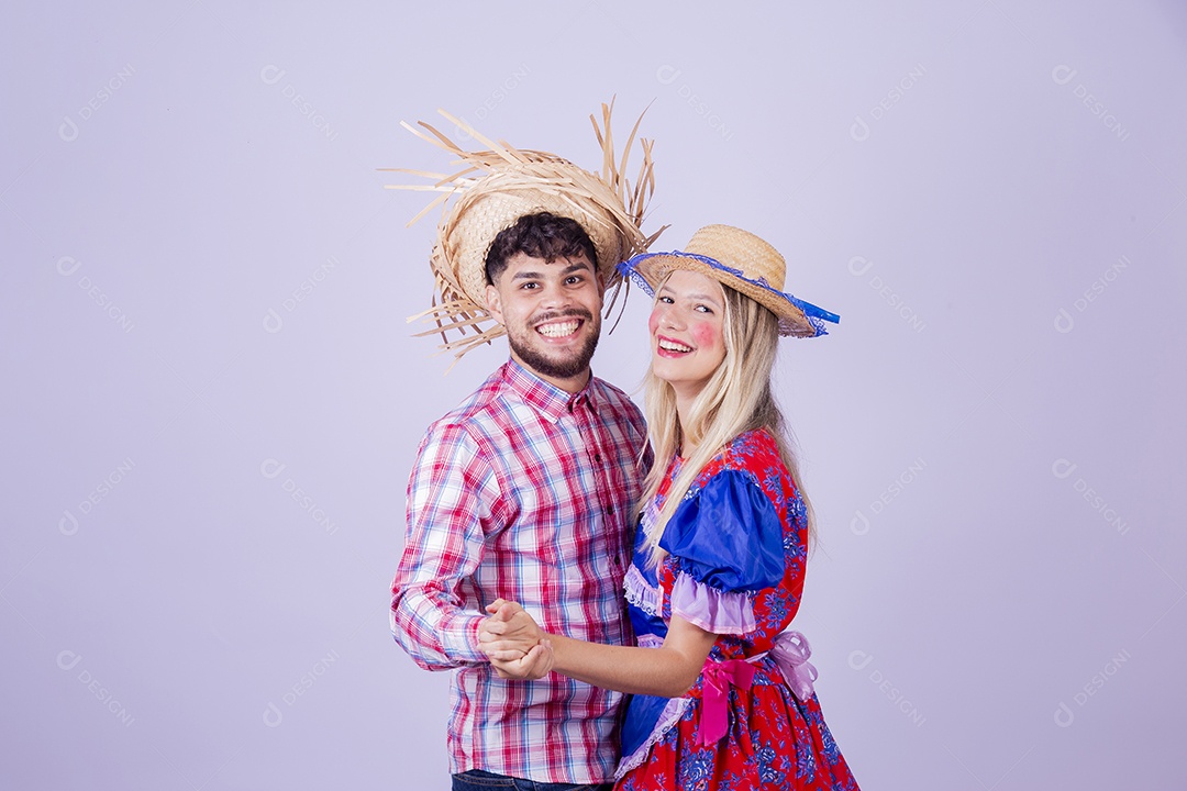 Lindo casal usando roupas típicas festa juninas sobre fundo isolado